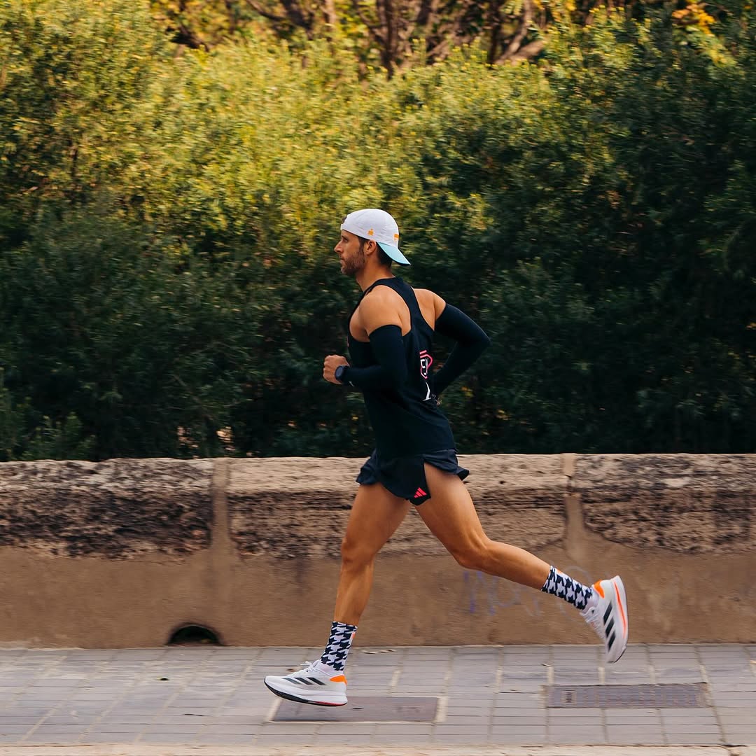 Isaac corriendo solo